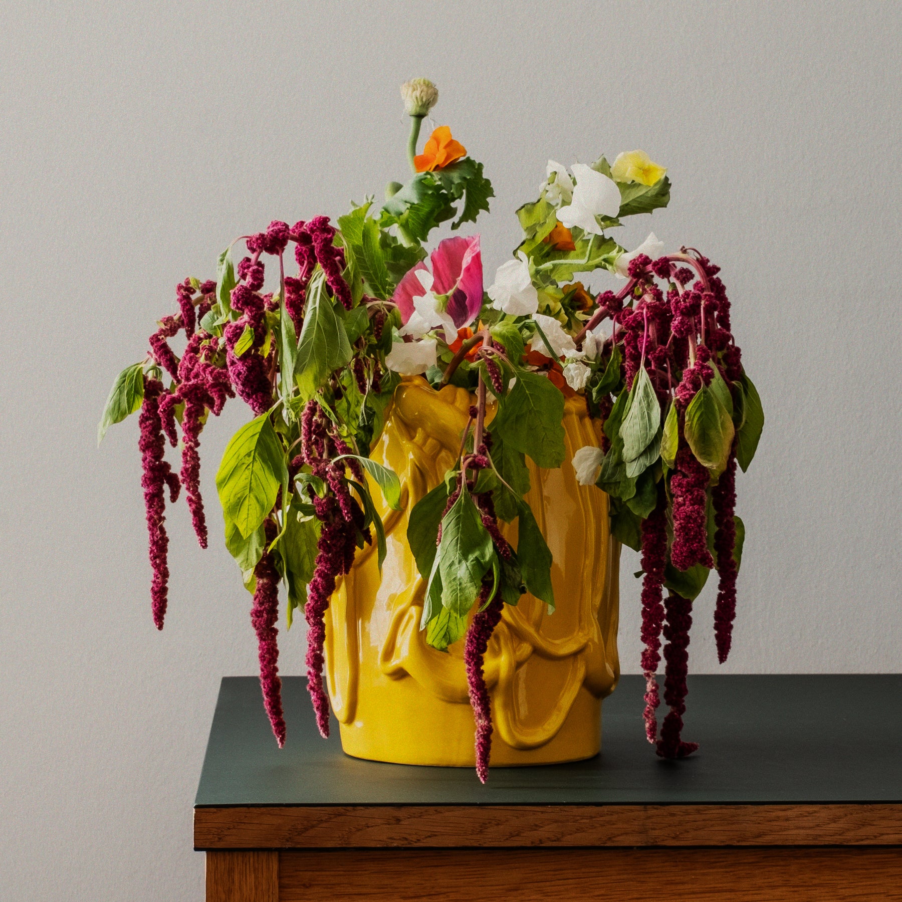 michael-kvium-jam-vase-empire-yellow-us-4528963715121_1.jpg